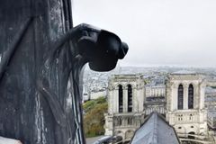 Unikátní video před požárem: Horolezec natočil Paříž z věžičky, která se zřítila