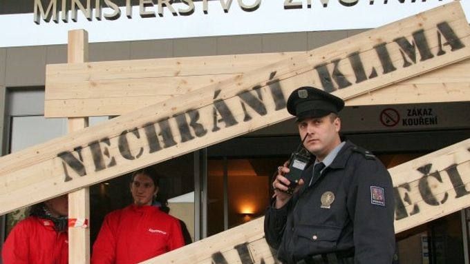 Protest aktivistů Greenpeace před ministerstvem životního prostředí. Důvodem byly emisní povolenky pro české podniky.