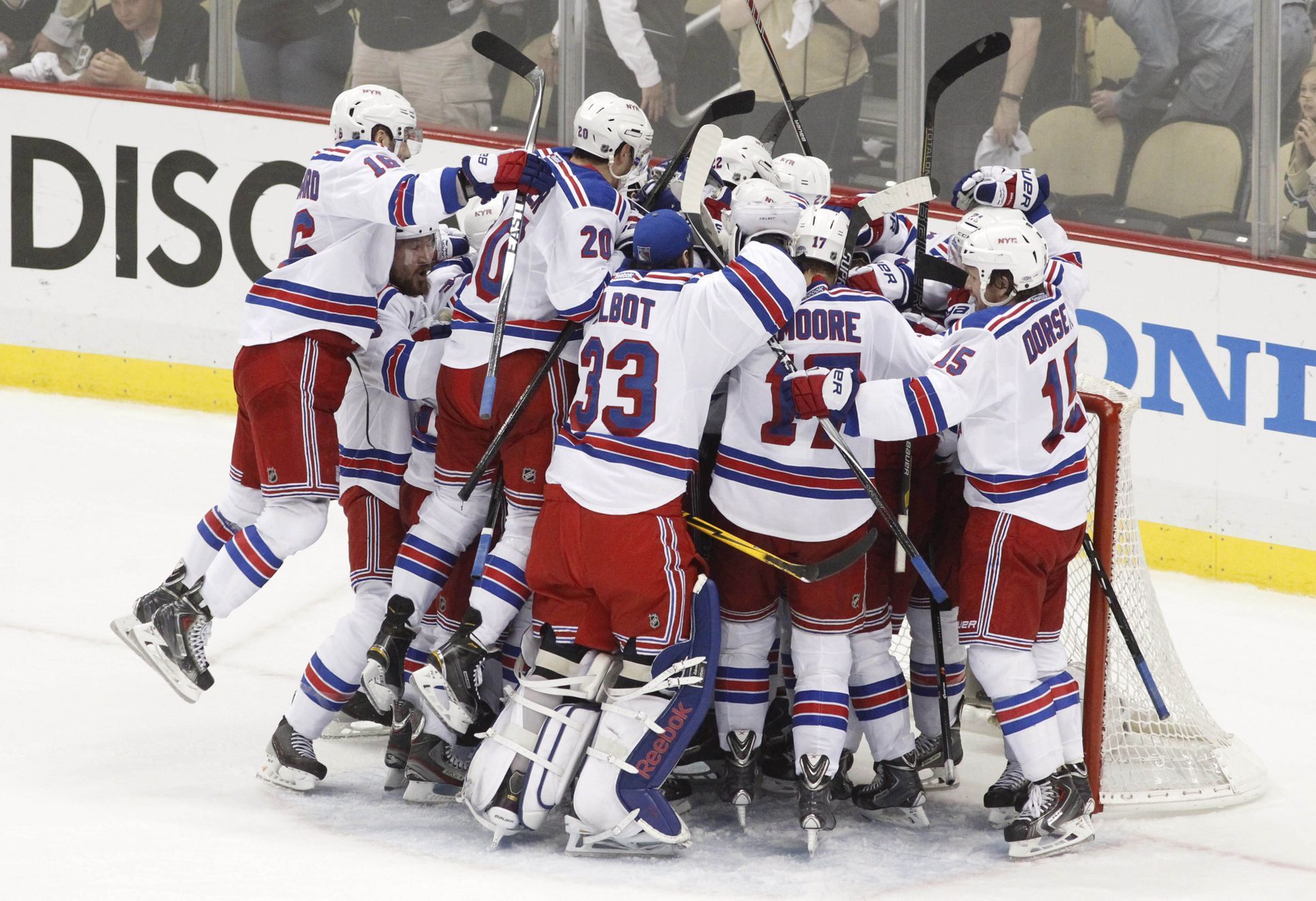 Hráči New Yorku Rangers slaví postup do finále konference