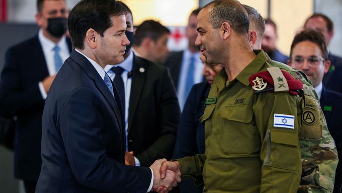 Americký ministr zahraničí Marco Rubio si podává ruku s izraelským brigádním generálem Jaakovem Dolfem během návštěvy Civilně-vojenského koordinačního centra na jihu Izraele 24. října 2025.