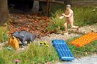 Německý nudista, který honil divočáka, se stal předlohou pro plastový model