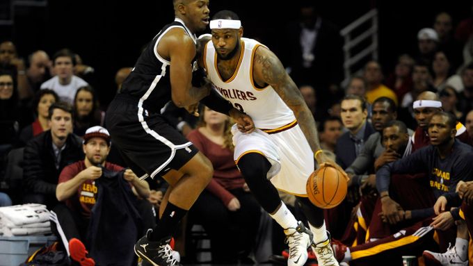 LeBron James z Clevelandu uniká v zápase proti Brooklynu