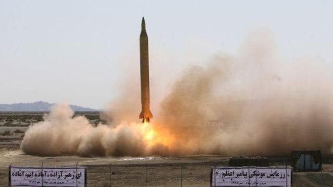 O víkednu Írán vyzkoušel rakety krátkého i středního doletu. Střela Šaháb-3 je schopná zasáhnout Izrael.