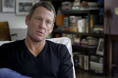 Armstrong se přiznal k dopravní nehodě a vyvázl s pokutou
