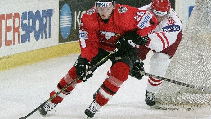 Rakušan Thomas Vanek (vlevo) obchází Leszka Laskiewicze z Polska v rozhodujícím zápase Divize I světového šampionátu, ve kterém Rakušané rozhodli o svém návratu mezi elitu.