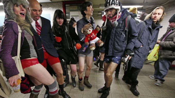Newyorčané se i přes mrazivé teploty zúčastnili každoroční jízdy metrem bez kalhot