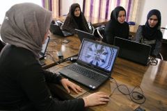 Mladé Afghánky bojují svérázně proti drogám. Vytvořily počítačovou hru a opium nahradily šafránem