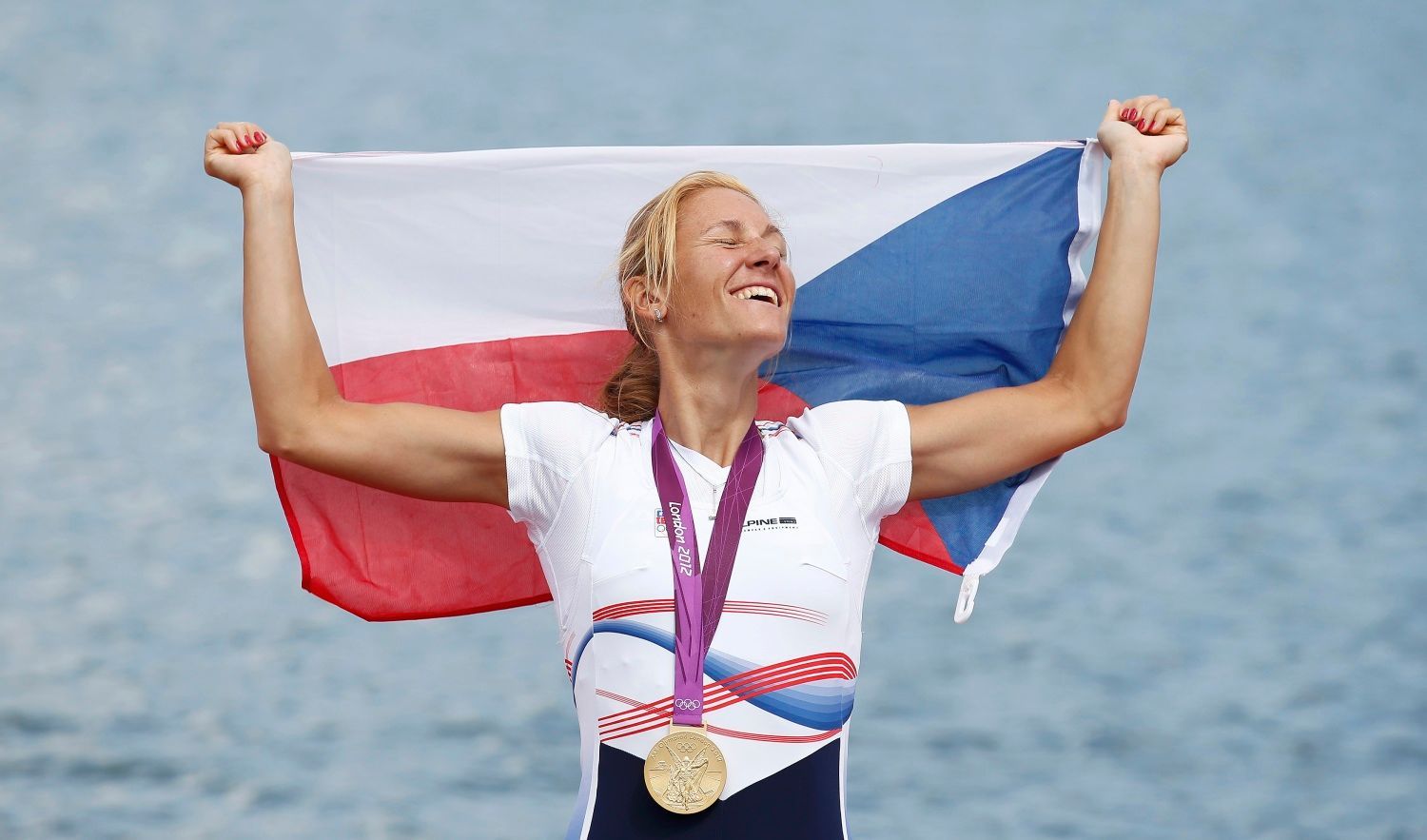 Česká veslařka Miroslava Knapková (uprostřed) slaví zlatou medaili na OH 2012 v Londýně.