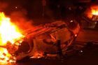 Na předměstí Paříže hořela auta a létaly kameny