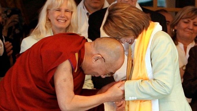 Nancy Pelosiová s Dalajlámou
