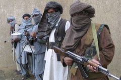 Ozbrojenci Tálibánu zajali při útoku 170 lidí jako rukojmí. Jeho vůdce odmítl vyhlásit příměří