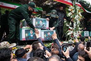 Foto: Bílé květy, vlajky a davy truchlících. Írán se loučí s prezidentem Raísím