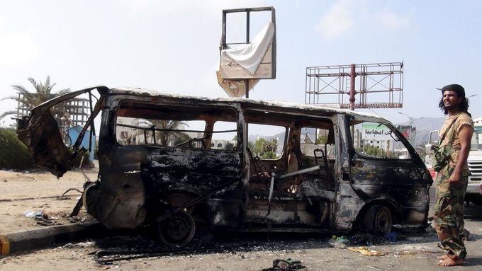 Zničená dodávka v Adenu.