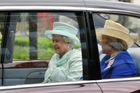 Bentley State Limousine byla podle přání královny bohatě prosklená, aby mohla svým poddaným z auta pohodlně mávat.