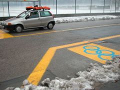 Na silnicích v okolí Turína jsou již vyznačené speciální pruhy pro olympijskou dopravu. Ale zdaleka ne všude.