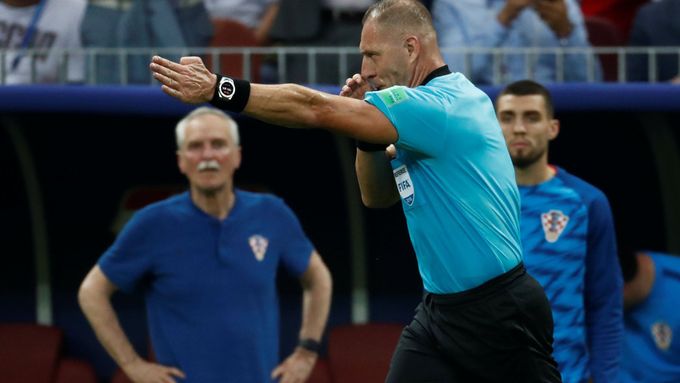 Argentinský sudí Néstor Pitana píská penaltu proti Chorvatsku