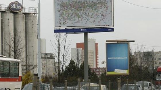 Noční Prahou se potuluje střelec a kosí billboardy
