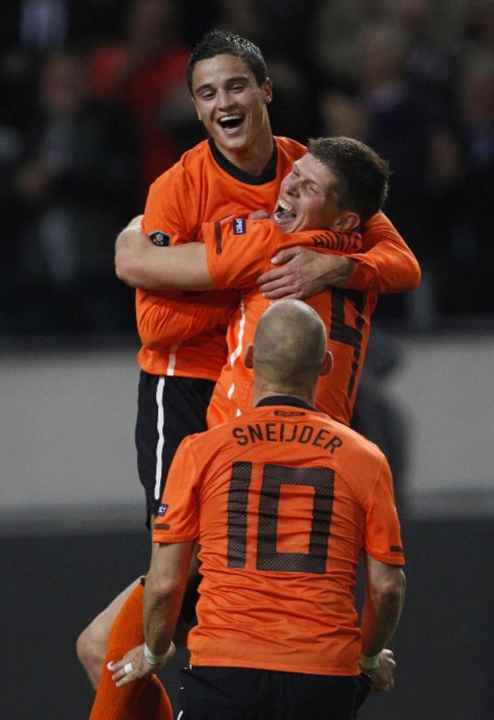 Holanďané Wesley Sneijder, Klaas-Jan Huntelaar a Wilfred Bouma slaví gól proti Švédsku
