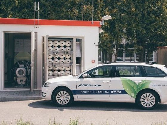 Víte, o kolik je levnější jezdit na CNG místo na benzín? Auto CNG