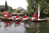 Tradiční akce začala už v pondělí ve městě Sunbury-on-Thames západně od britské metropole a trvat bude do pátku, kdy by měl tým takzvaných zvedačů labutí (swan uppers) v červených uniformách dorazit do Abingdonu nedaleko Oxfordu.