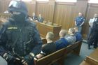 Žhářům z Vítkova navrhuje stát 15 až 25 let vězení