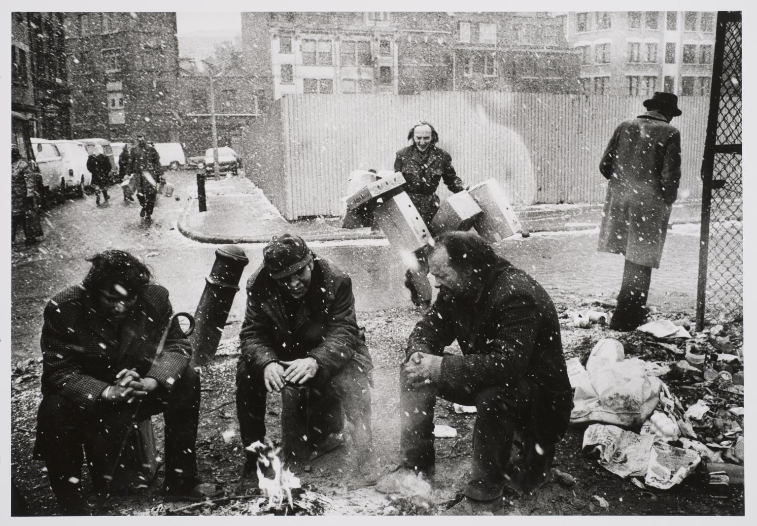 Markéta Luskačová: People around a fire, Spitalfields Market, London, 1976