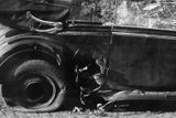 Explodující bomba roztrhala na cáry kapotáž vozu a jedna ze střepin obalená plstí ze sedačky v ten okamžik vnikla hluboko do Hendrichových zad.