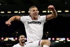 Tomáš Souček slaví vítězný gól West Hamu na hřišti Burnley