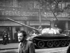 Sovětský tank u pražského rozhlasu v srpnu 1968