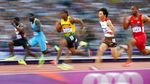 Jamajský sprinter Yohan Blake (uprostřed) běží v semifinále na 100 metrů během OH 2012 v Londýně.