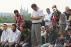 Modlitba jako protest: Před vnitrem se sešlo 300 muslimů