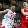 Česká basketbalistka Eva Vítečková blokuje Číňanku Zengju Maovou v turnaji OH 2012 v Londýně.