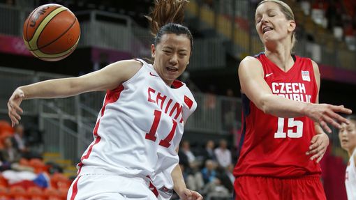 Česká basketbalistka Eva Vítečková blokuje Číňanku Zengju Maovou v turnaji OH 2012 v Londýně.