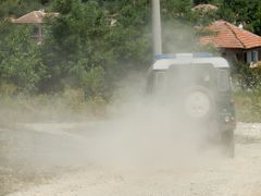 Džíp bulharské pohraniční policie odváží z hranice do vnitrozemí skupinu tří běženců.