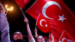 Příznivci tureckého prezidenta Erdogana mávají národními vlajkami během demonstrace na podporu vlády na Taksimském náměstí v Istanbulu