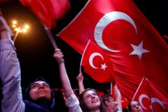 EU by měla pozastavit jednání o vstupu Turecka, zní z Bruselu. Turci se cítí zrazeni