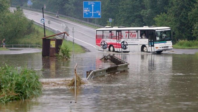 Rozvodněná řeka zaplavila silnici v Jablonném v Podještědí. Snímek ze 2. července 2009.