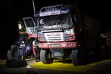 Vydejte se s námi na exkluzivní výpravu do zákulisí roudnické Buggyry, která na Rallye Dakar vyslala posádku tatry pilotované Martinem Kolomým. Na kamionu "Fat Boy" je dost práce od jeho příjezdu do bivaku v nočních hodinách až po ranní start do další etapy.