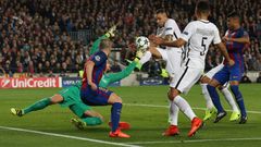 LM, Barcelona- Paris St Germain: Layvin Kurzawa dává vlastní gól