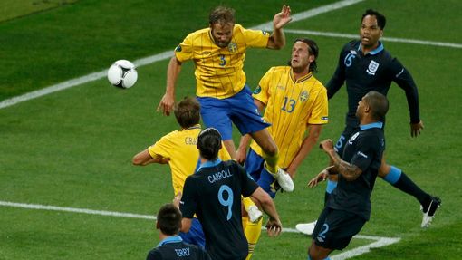 Švédský fotbalista Olof Mellberg skóruje druhý gól do sítě Angličanů v utkání skupiny D na Euru 2012.