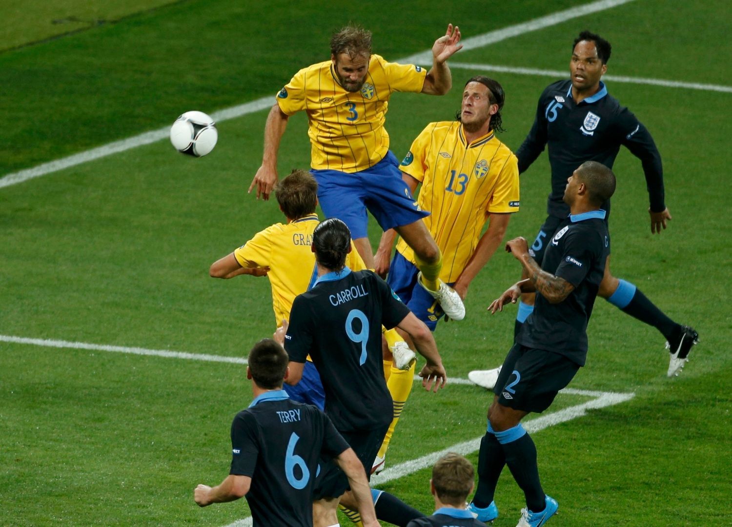 Švédský fotbalista Olof Mellberg skóruje druhý gól do sítě Angličanů v utkání skupiny D na Euru 2012