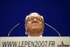 Francouzská Národní fronta vyloučila zakladatele Le Pena