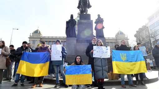 Lidé na Václavském náměstí v Praze 24. března 2022 demonstrují na podporu Ukrajiny, na kterou ve stejný den zaútočila ruská armáda.