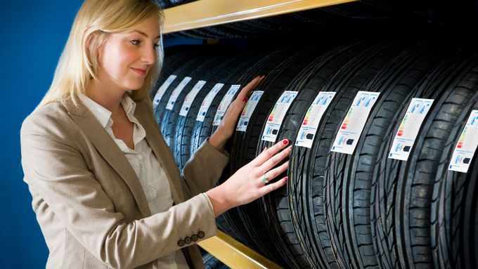 Lidí, kteří při koupi pneumatik studují hodnoty uvedené na štítkách, je prý velmi málo.