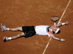 Italský tenista Filippo Volandri se raduje z vítězství nad Rogerem Federerem v osmifinále turnaje v Římě.