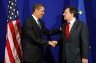 Barack Obama se "seznamuje" s Jose Manuelem Barrosem.