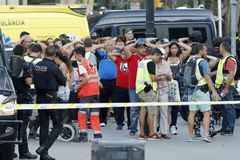 Španělsko zasáhly dva teroristické útoky během pár hodin. Policie pátrá po řidiči z Barcelony