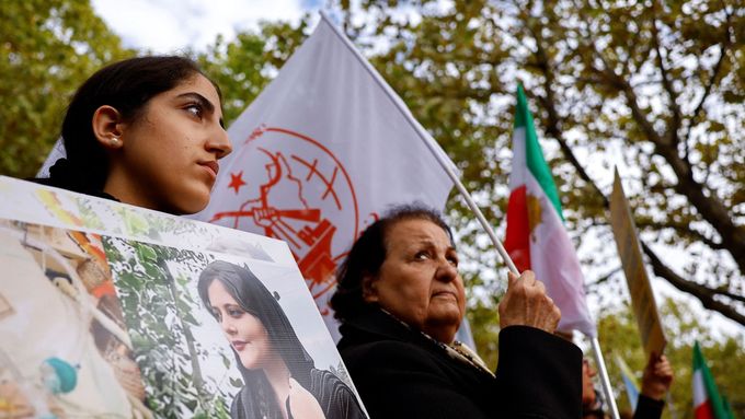 Protesty na podporu íránských žen.