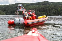 Na Slapech se potopila plachetnice, posádku s dětmi zachránila policie