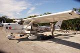 Pronajatá expediční Cessna na letišti Stella Maris, Bahamské ostrovy